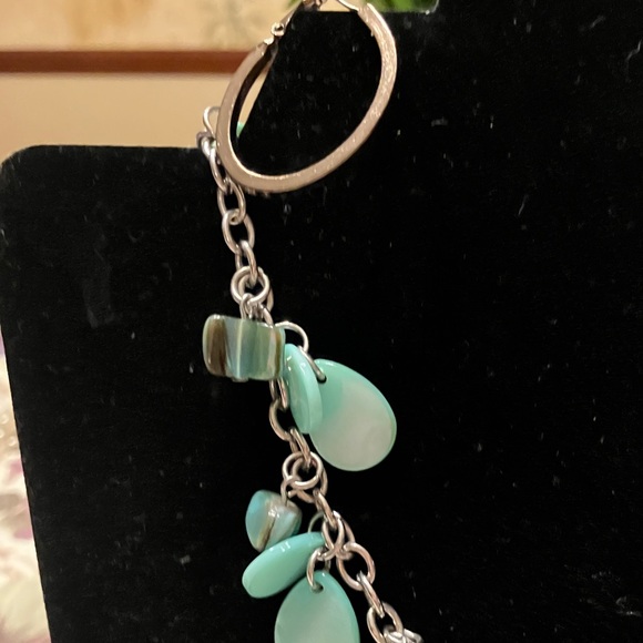 MOTHER OF PEARL DYED DISCS ON A LONG SILVER TONE CHAIN WITH PIERCED EARRINGS - Picture 15 of 15